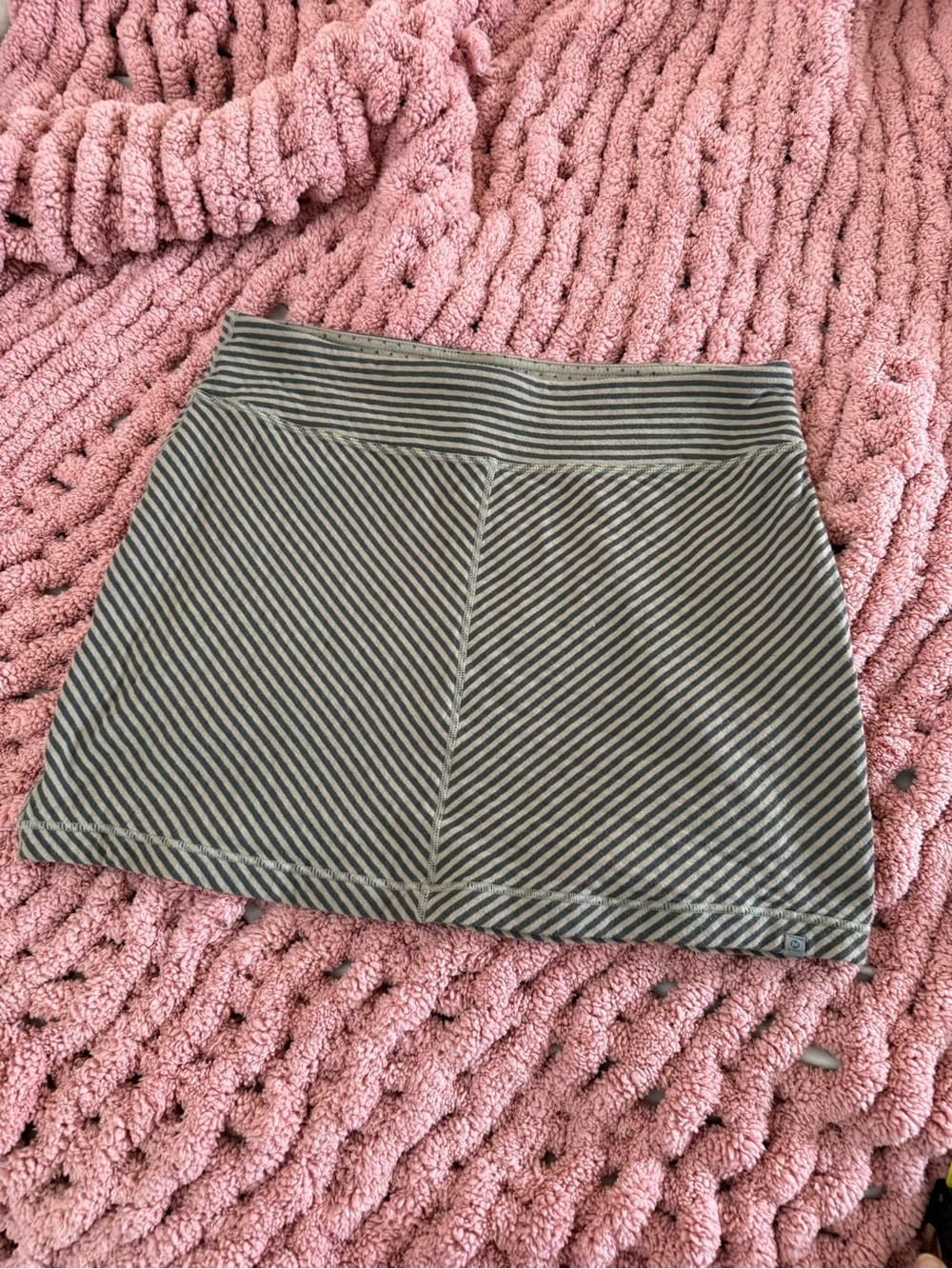 Merrill Grey Diagonal Chevron Stripe Knit Athletic Running Golf Mini Skirt Med